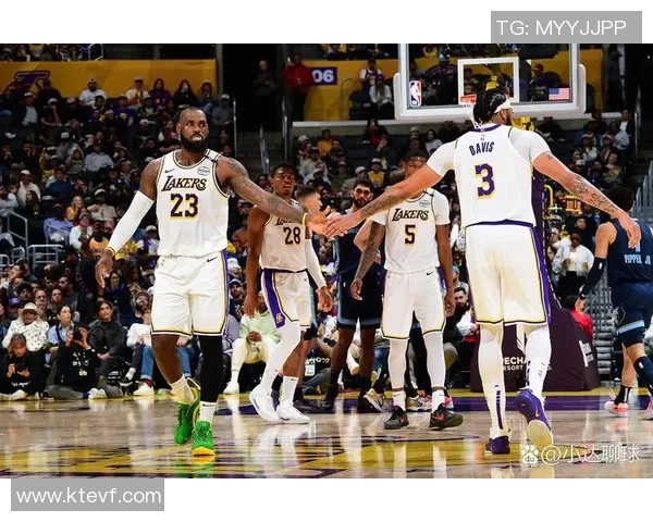詹姆斯领衔湖人对决活塞展现王者风范与球队默契的精彩较量