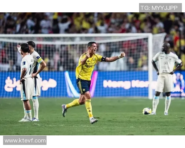 球迷冲进场内上演疯狂一幕C罗球衣被抢引发热议